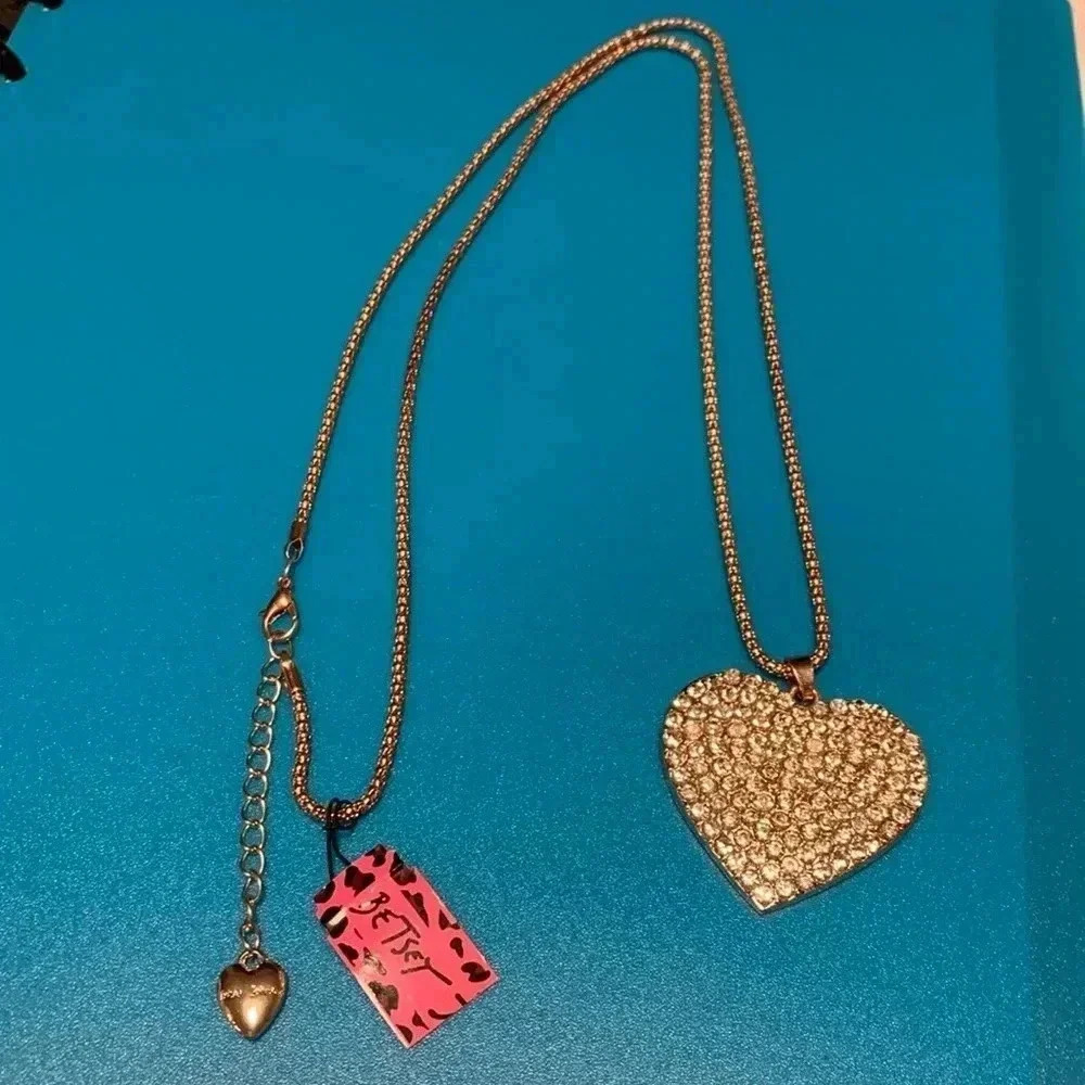 BETSEY JOHNSON Heart Necklace,NWT.